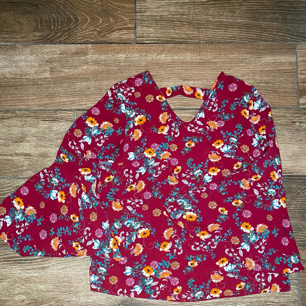 Trumpet sleeved blouse || Valerie Stevens